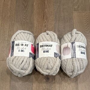 Lot of 3 Bernat Blanket big Yarn. Shade: Pale Grey. NWT.